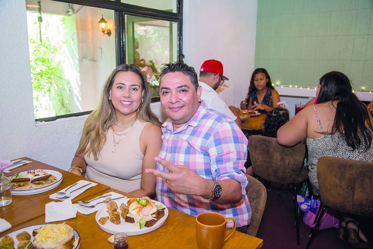 En Onza Restaurante sonríen en una amena mañana de convivencia.