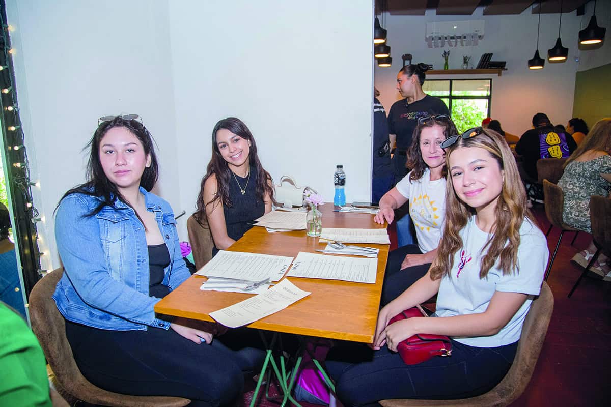 En Onza Restaurante sonríen en una amena mañana de convivencia.