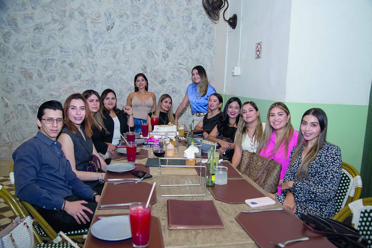 Cenan en una reunión llena de armonía en Casona Obregón 55