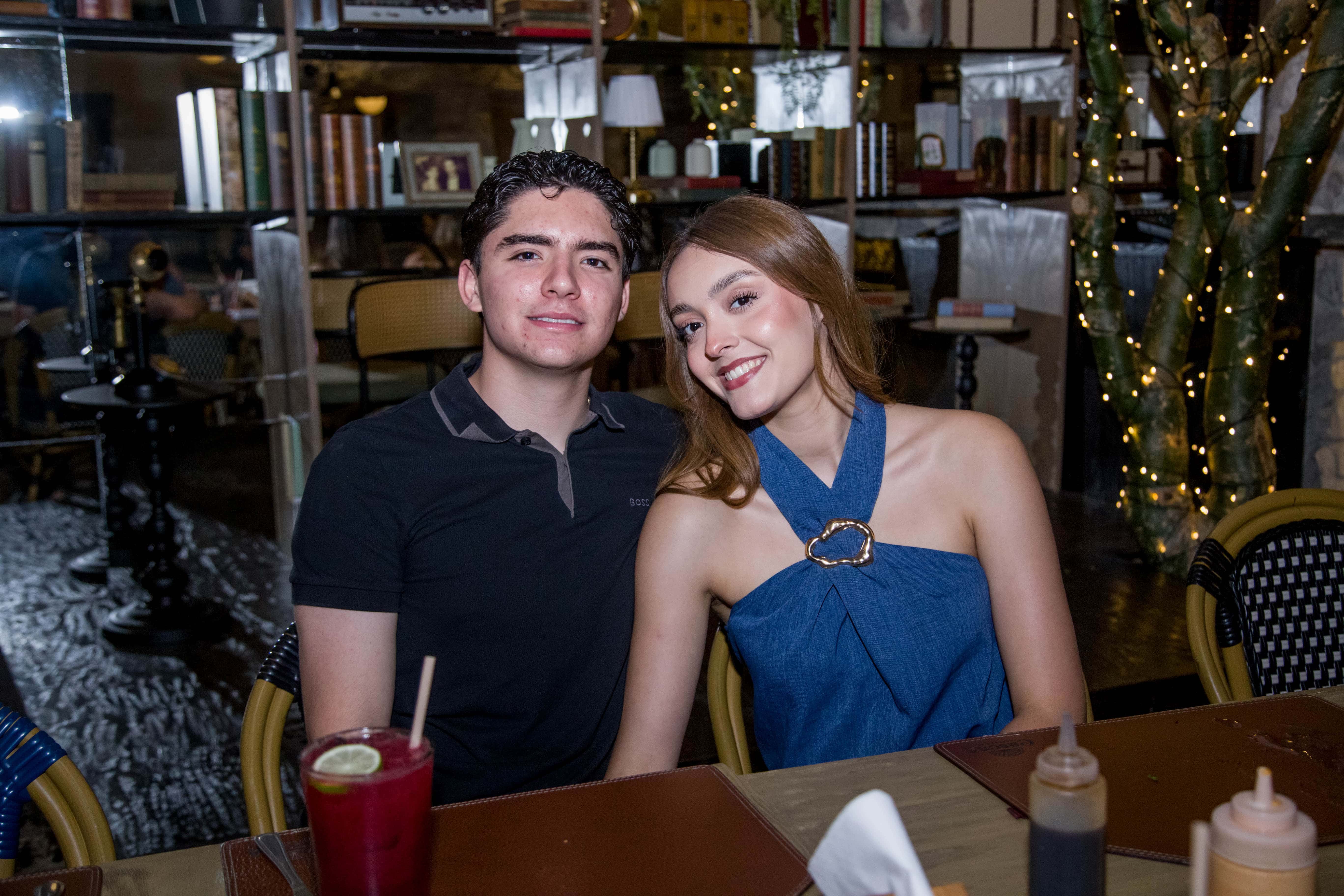 Cenan en una reunión llena de armonía en Casona Obregón 55