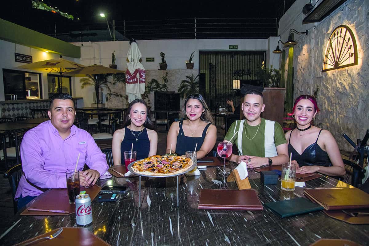 Cenan en una reunión llena de armonía en Casona Obregón 55