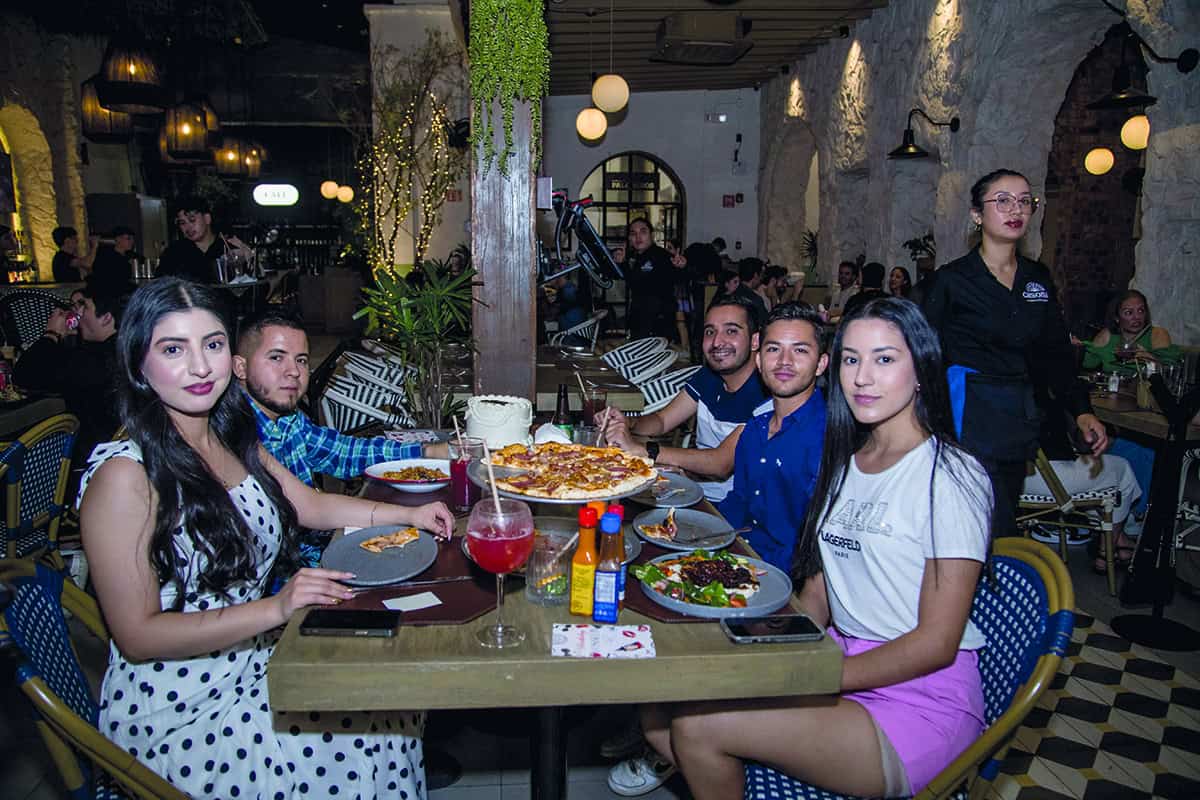 Cenan en una reunión llena de armonía en Casona Obregón 55