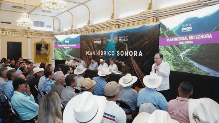 Durazo escucha a líderes de Ures y detalla acciones para mejorar la infraestructura. (Cortesía)