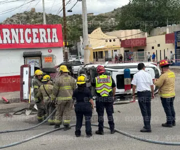 Choque entre patrulla eléctrica y pick up deja cuatro lesionados