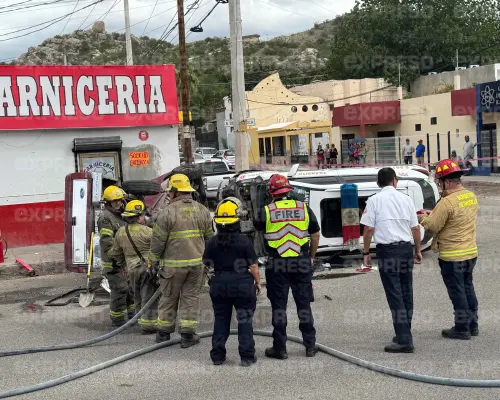 Choque entre patrulla eléctrica y pick up deja cuatro lesionados