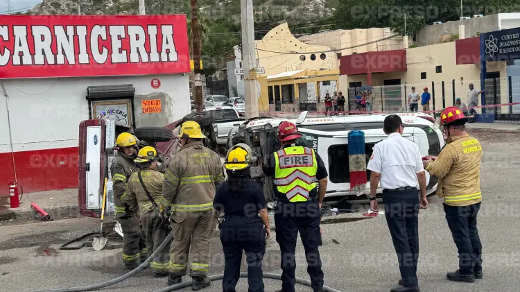 Cuatro lesionados tras choque de patrulla y pickup en Hermosillo. (Foto: Jesús Ballesteros / EXPRESO