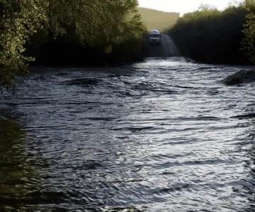Cierran paso en vado de carretera Arizpe-Cananea tras lluvias
