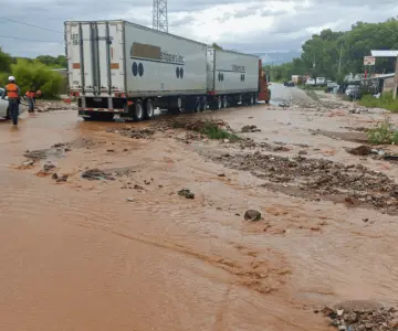 Fuertes lluvias provocan inundaciones y cierres carreteros en Sonora