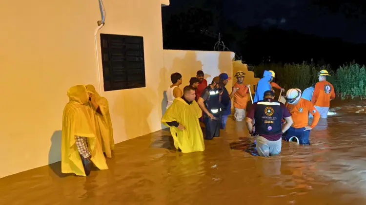 Arturo Duarte, alcalde de Magdalena, hizo recorridos en las colonias afectadas. (Foto: Especial)