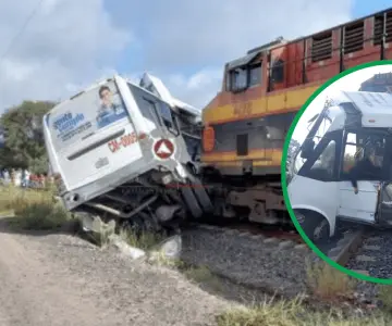 Camión intenta ganarle al tren y recibe impacto; 5 muertos y 23 heridos
