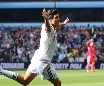 Raúl Jiménez llega a 60 goles en la Premier League, pero sale lesionado