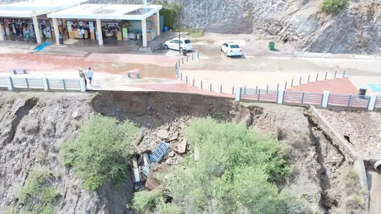 La tromba de ayer dejó deslaves, casas dañadas e inundaciones. (Foto: Especial / EXPRESO)