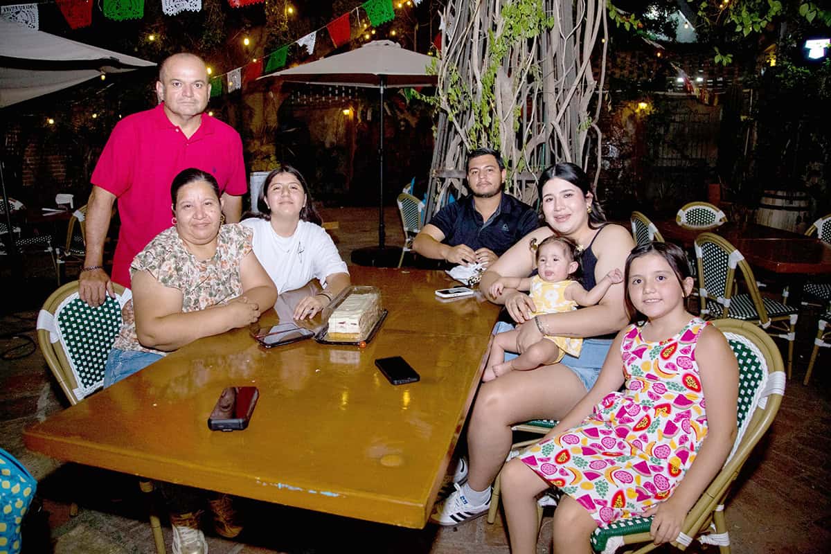 Sonríen ante una velada amena en Mona Café