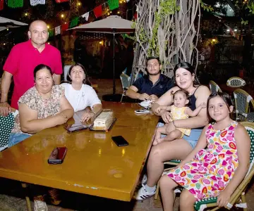Sonríen ante una velada amena en Mona Café