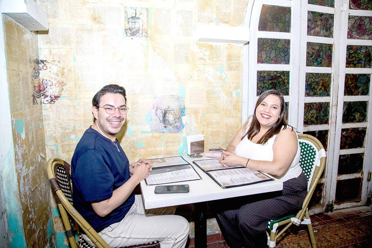 Sonríen ante una velada amena en Mona Café