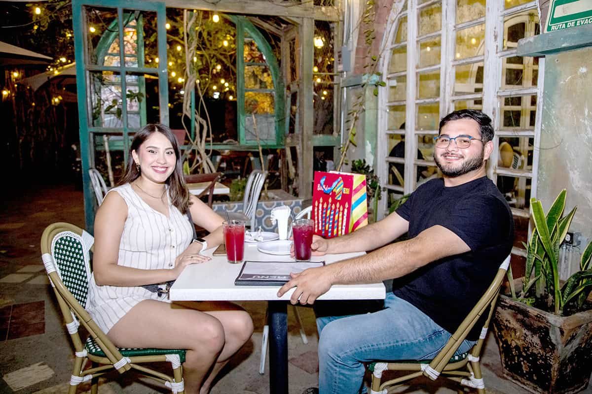 Sonríen ante una velada amena en Mona Café