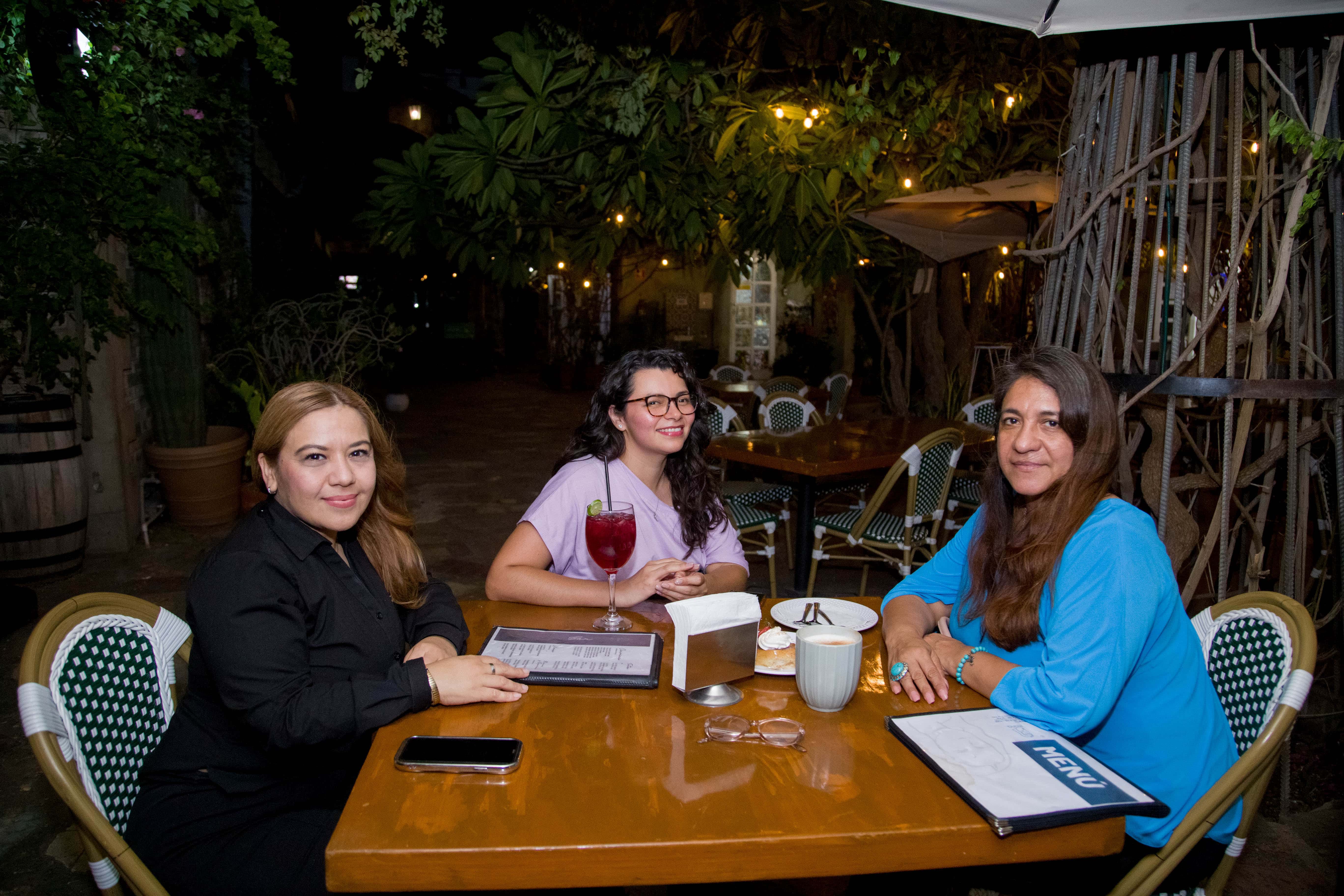 Sonríen ante una velada amena en Mona Café