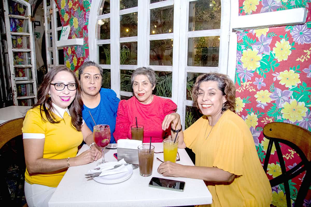 Sonríen ante una velada amena en Mona Café