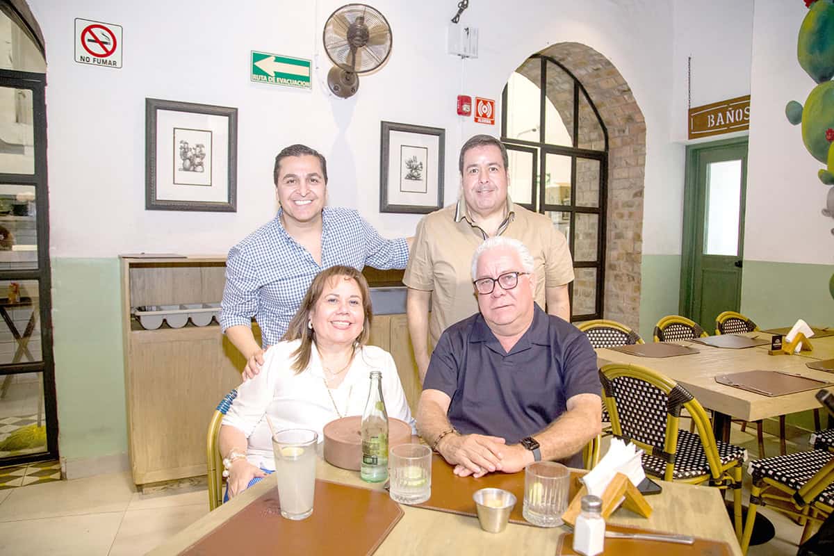 Celebra Sra. Isela su cumpleaños en Casona Obregón 55