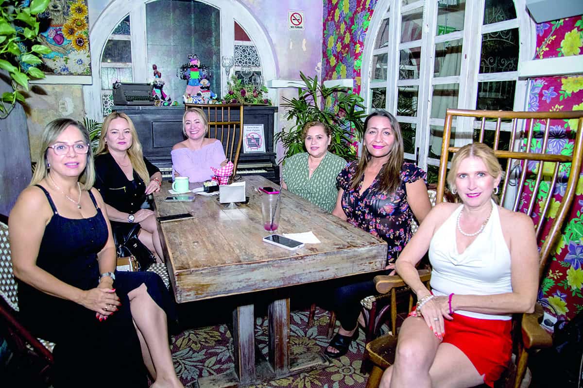 Sonríen ante una velada amena en Mona Café