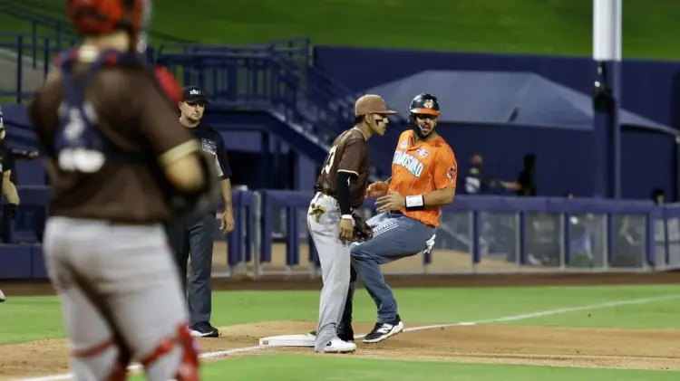 Naranjeros de Hermosillo y el Equipo de Tucson igualaron 1-1 tras siete entradas. (Foto: Especial)