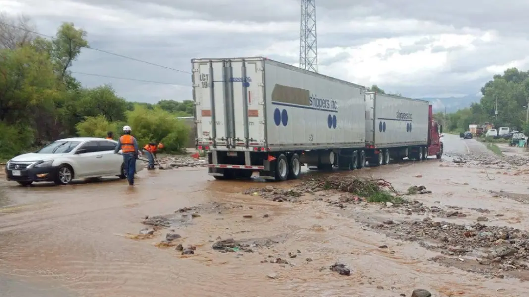 Lluvias en Sonora dejan dos muertos y daños en carreteras estatales
