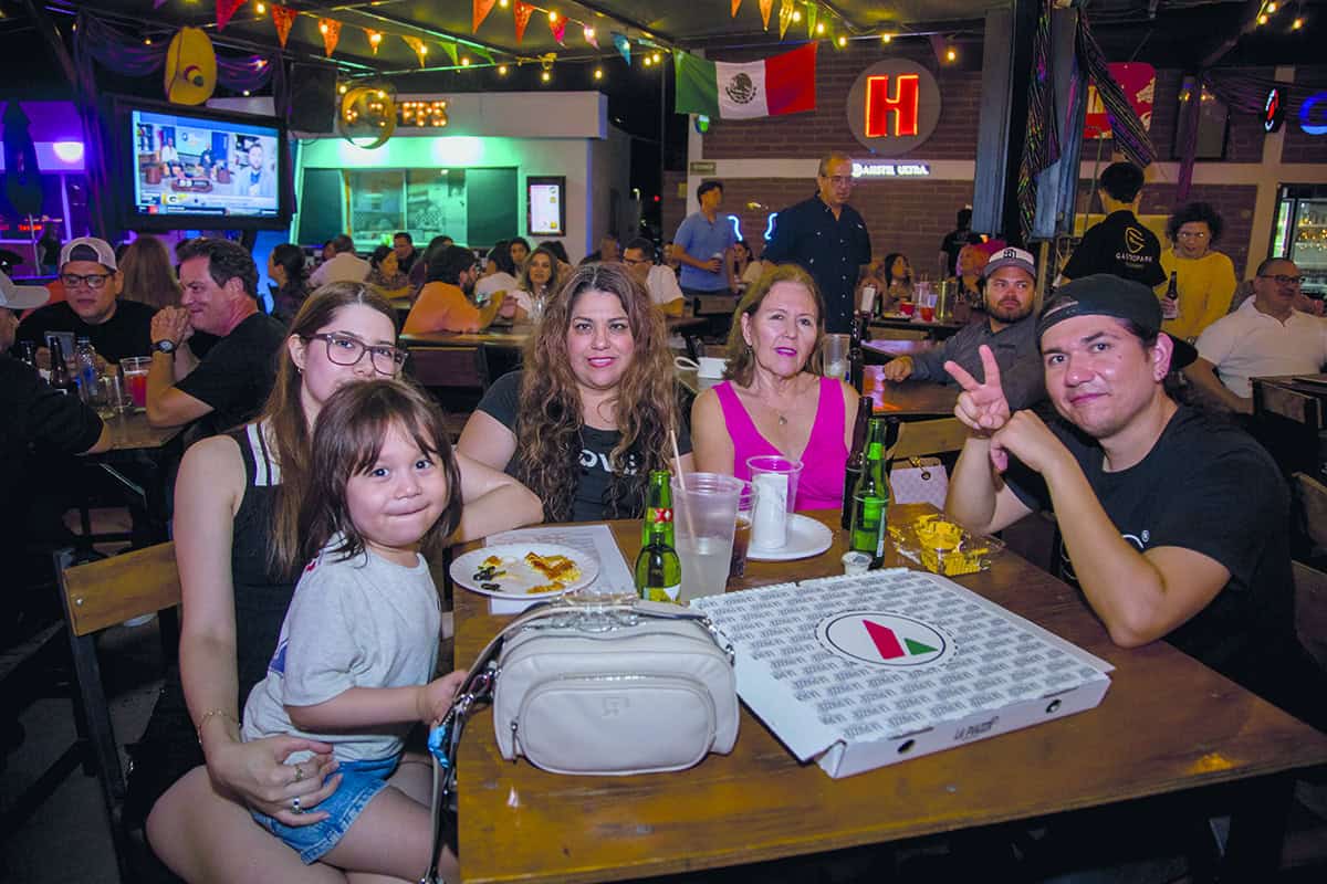 En Gastropark cenan rodeados de sonrisas