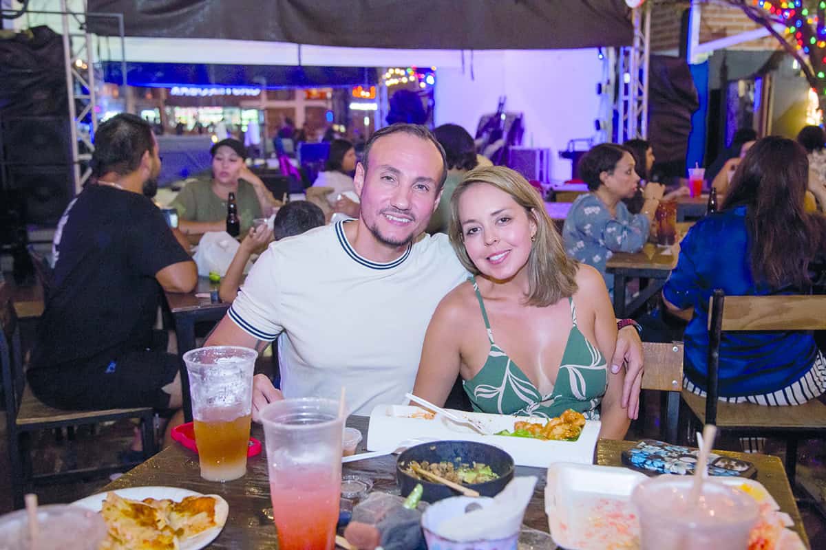 En Gastropark cenan rodeados de sonrisas