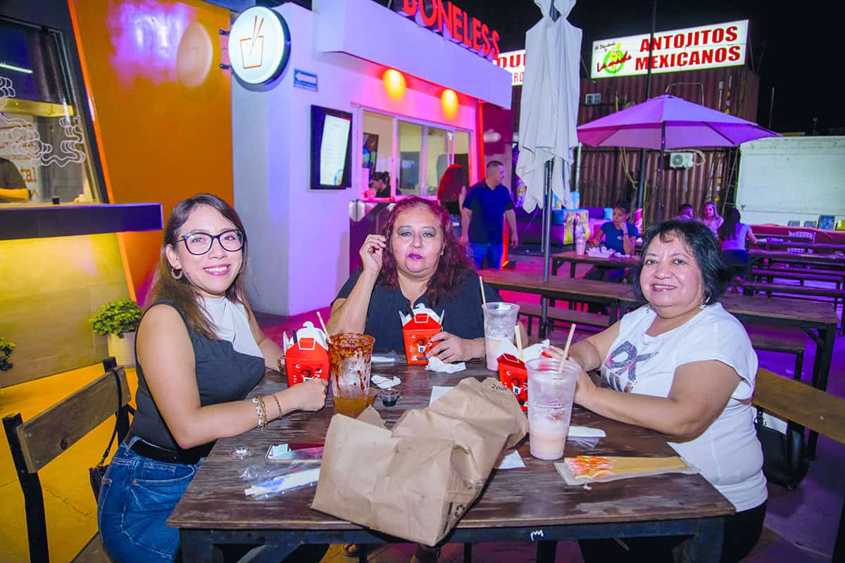 En Gastropark cenan rodeados de sonrisas