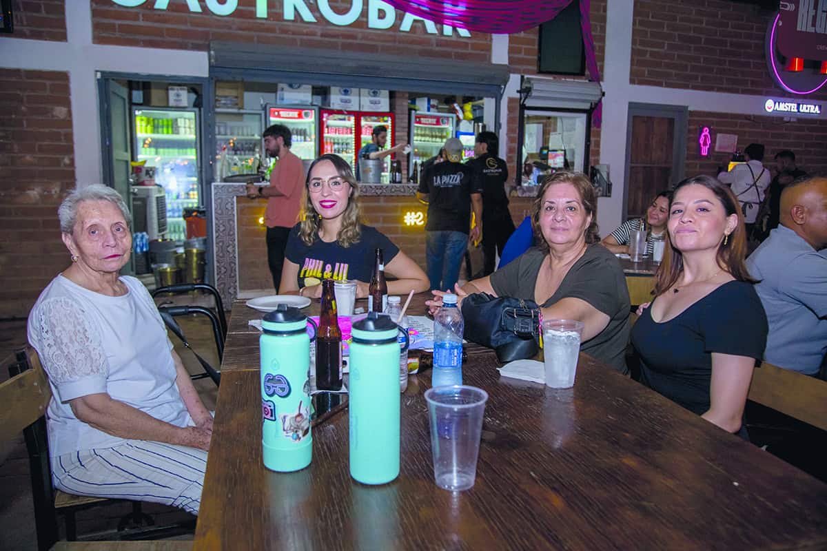 En Gastropark cenan rodeados de sonrisas