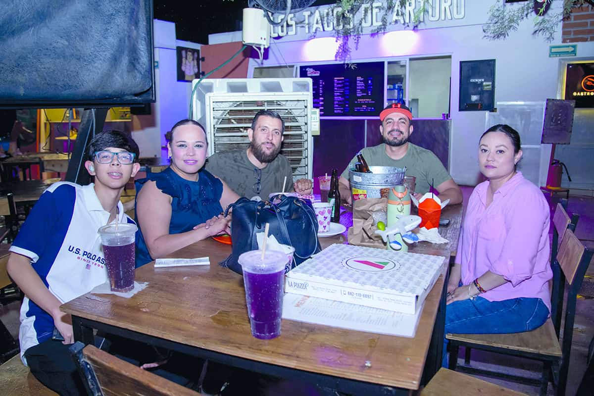 En Gastropark cenan rodeados de sonrisas