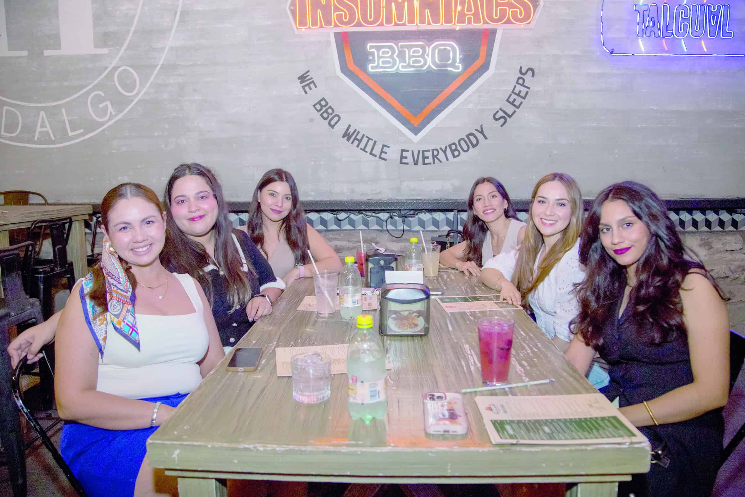 Conviven en una noche de amistad en Mercado H69