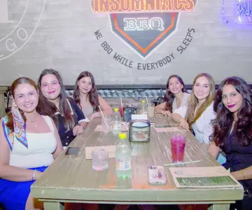 Conviven en una noche de amistad en Mercado H69