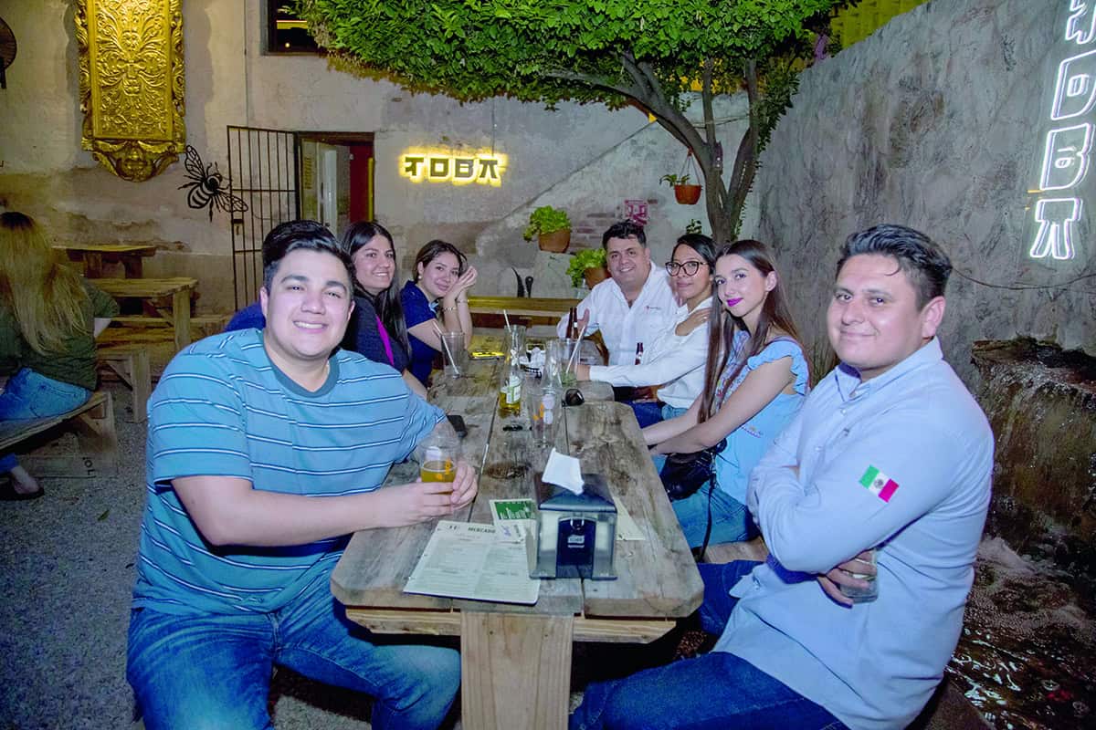 Conviven en una noche de amistad en Mercado H69