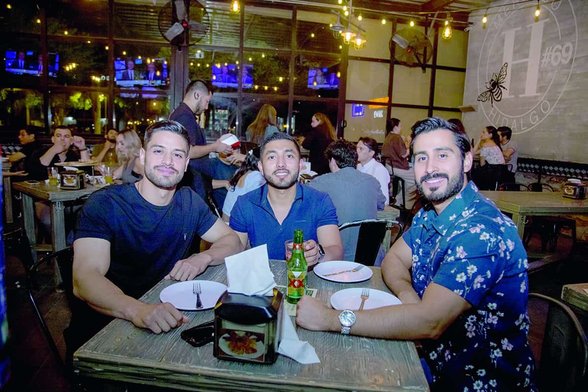 Conviven en una noche de amistad en Mercado H69