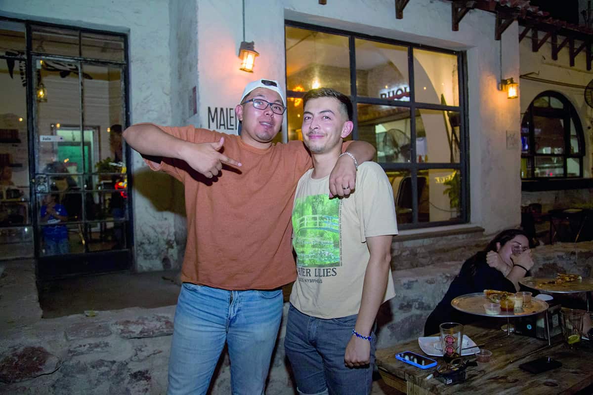 Conviven en una noche de amistad en Mercado H69