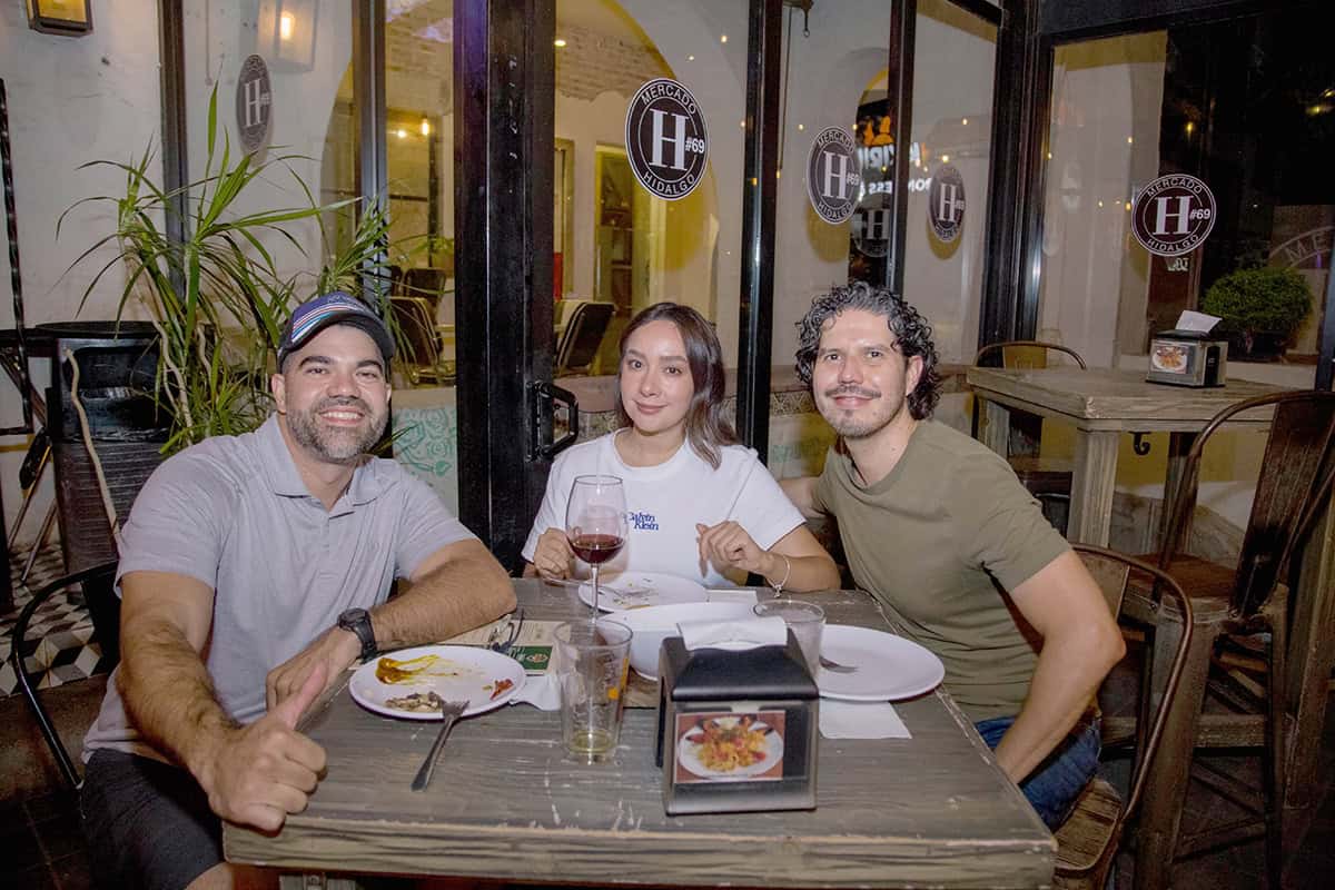 Conviven en una noche de amistad en Mercado H69