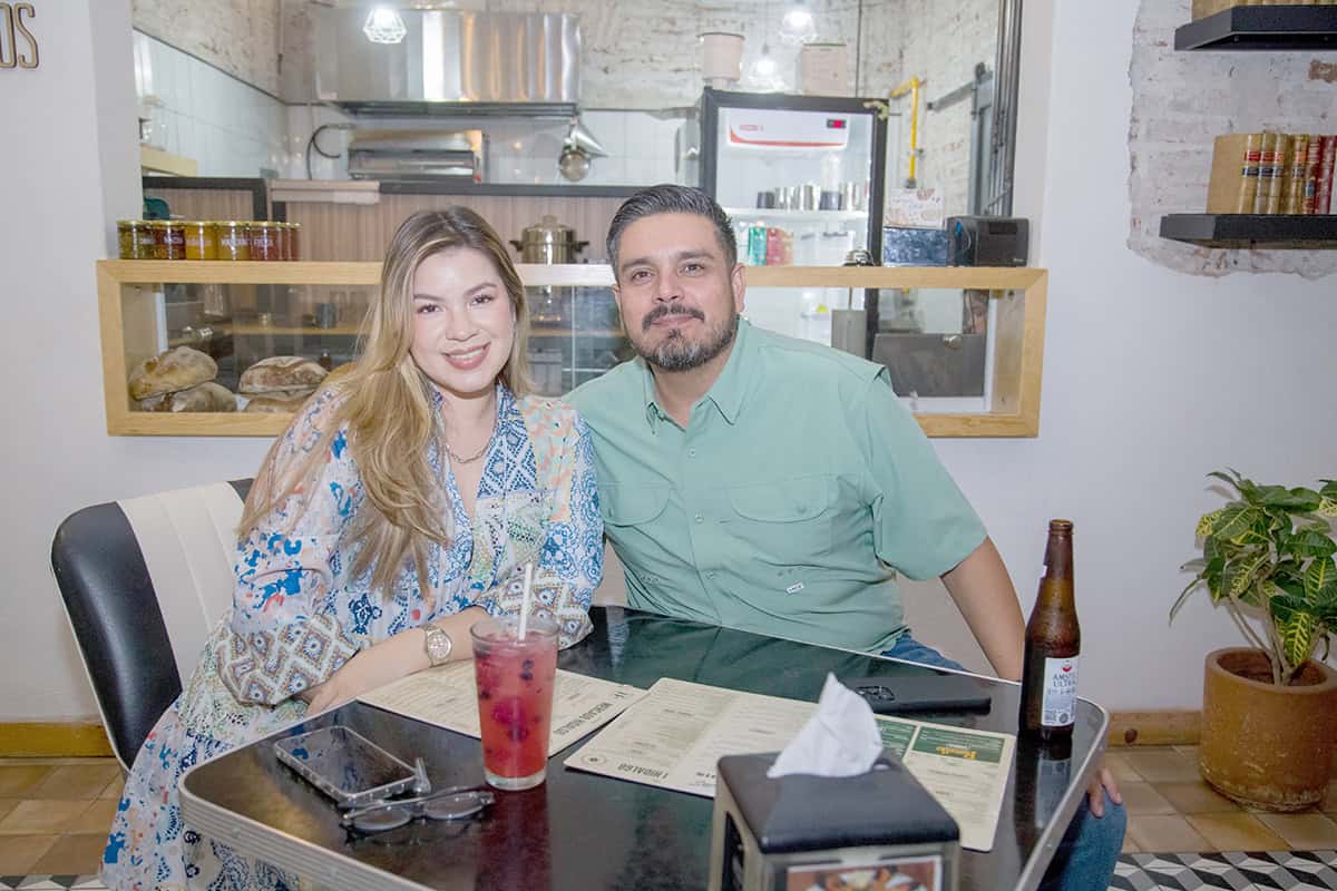 Conviven en una noche de amistad en Mercado H69
