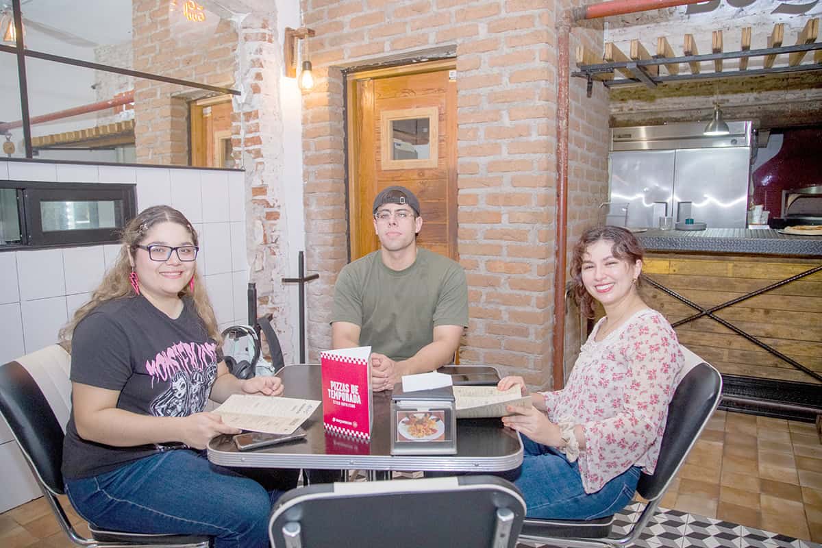 Conviven en una noche de amistad en Mercado H69
