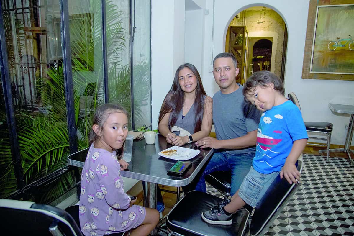 Conviven en una noche de amistad en Mercado H69