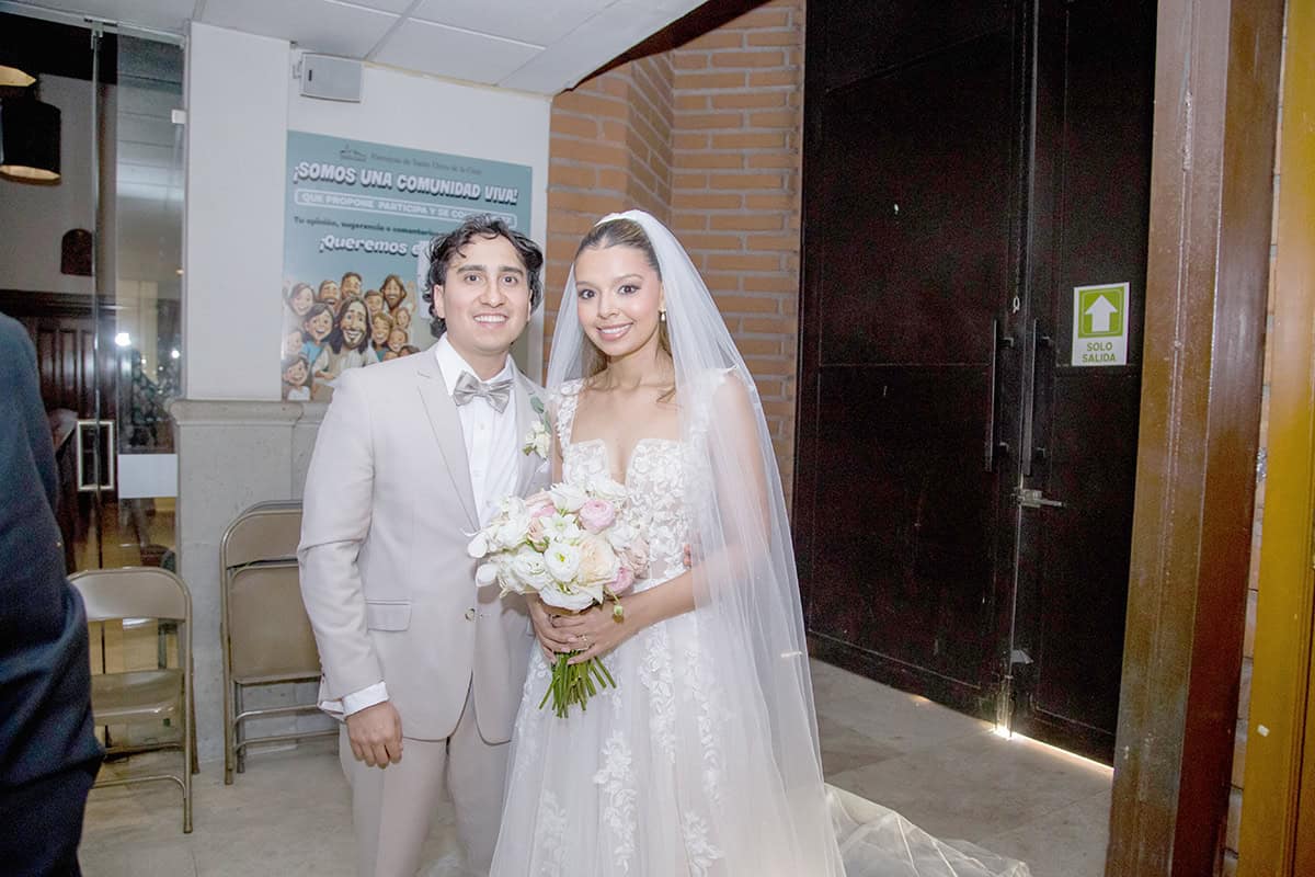 Ana Ballesteros y Francisco Luzanía, unen su amor ante la ley de Dios