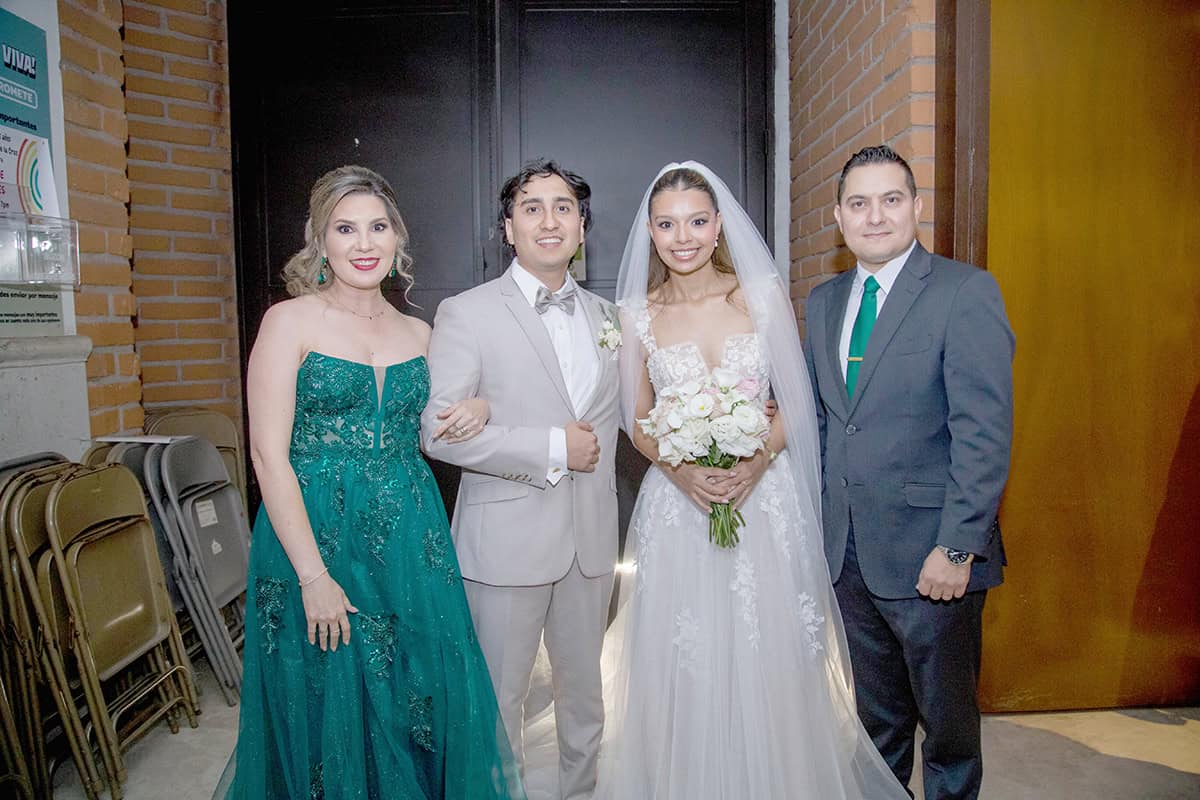 Ana Ballesteros y Francisco Luzanía, unen su amor ante la ley de Dios