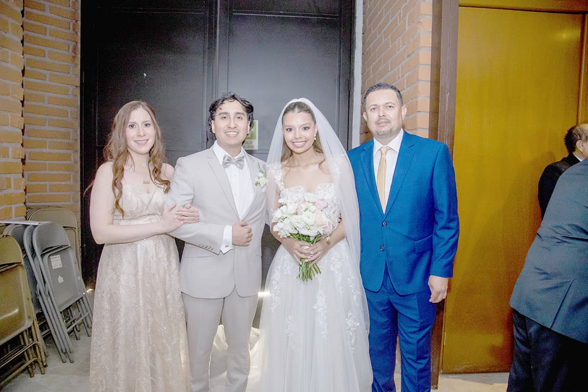 Ana Ballesteros y Francisco Luzanía, unen su amor ante la ley de Dios