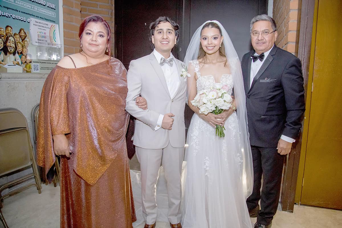 Ana Ballesteros y Francisco Luzanía, unen su amor ante la ley de Dios