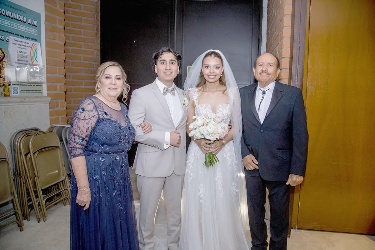 Ana Ballesteros y Francisco Luzanía, unen su amor ante la ley de Dios