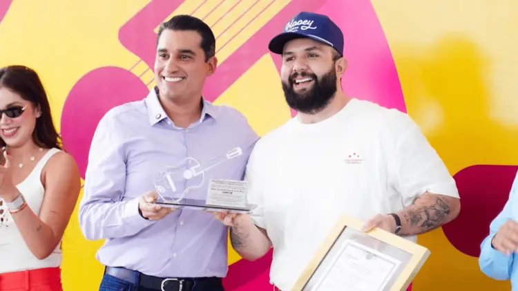 Froylán Gámez Gamboa entregó el reconocimiento a Carin León. (FOTO: ABRIL LANDELL / EXPRESO)