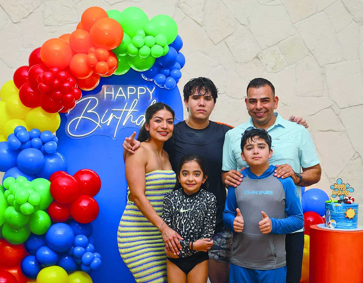 Santiago Acuña celebra sus XV años con una chispeante y divertida albercada