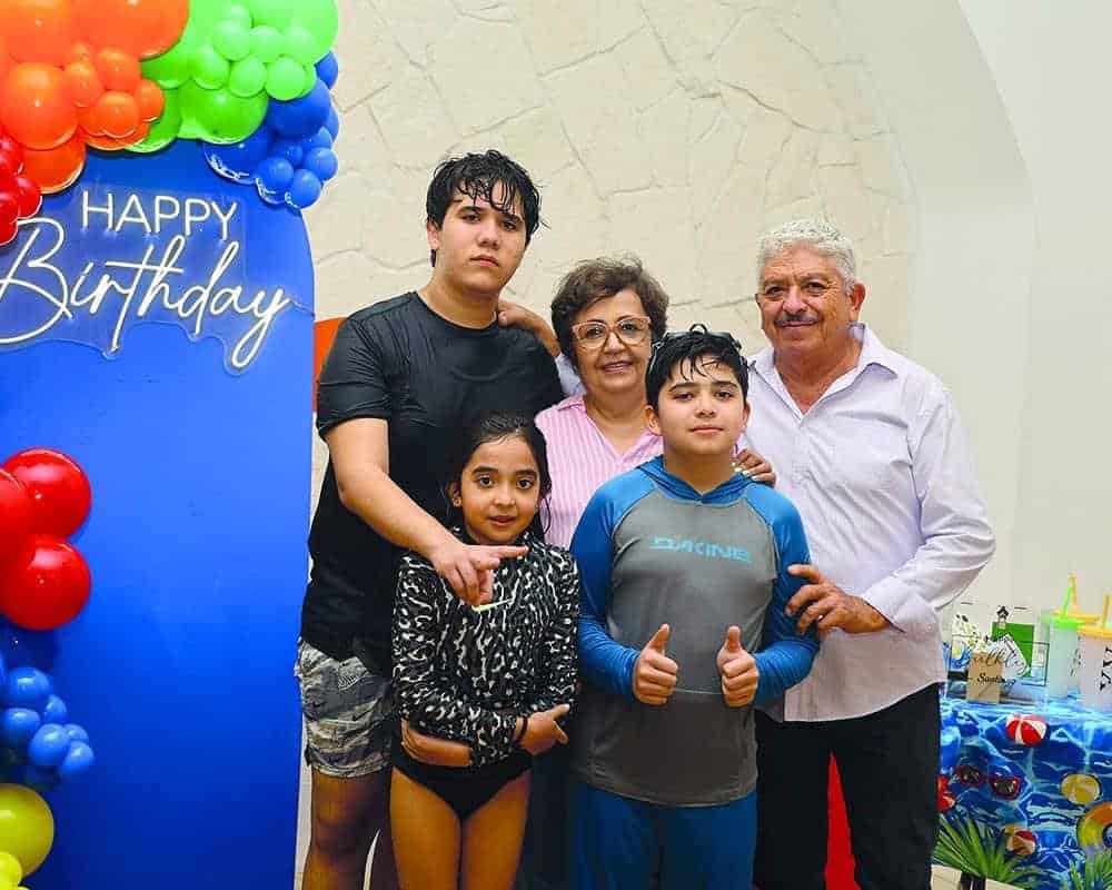 Santiago Acuña celebra sus XV años con una chispeante y divertida albercada