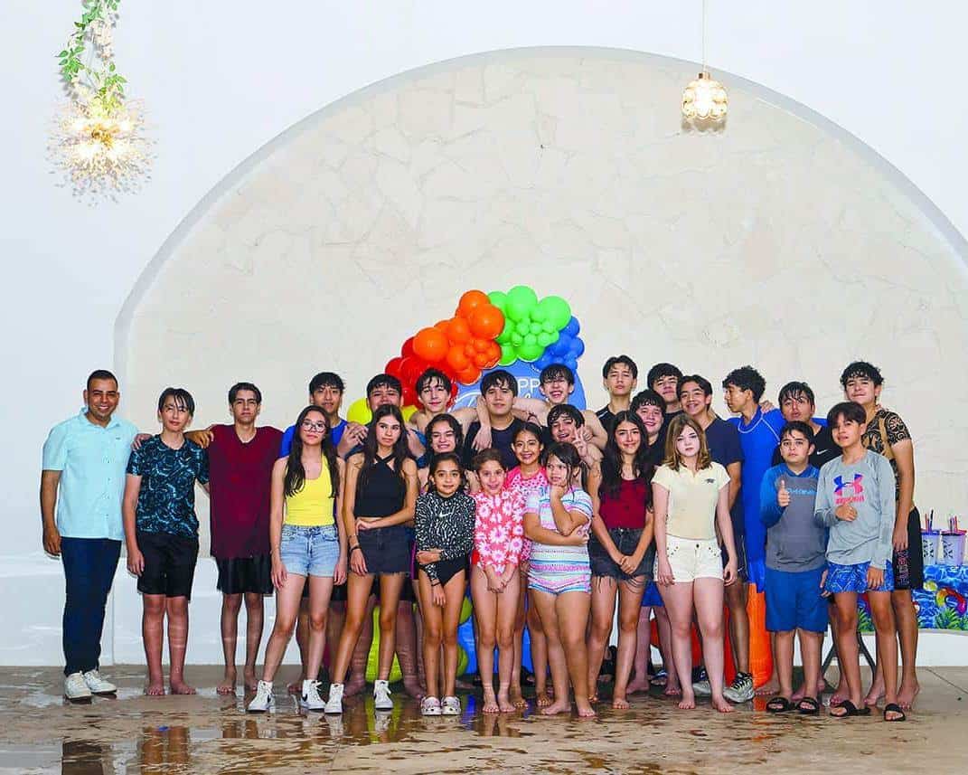 Santiago Acuña celebra sus XV años con una chispeante y divertida albercada