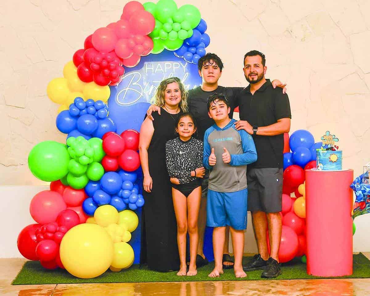 Santiago Acuña celebra sus XV años con una chispeante y divertida albercada